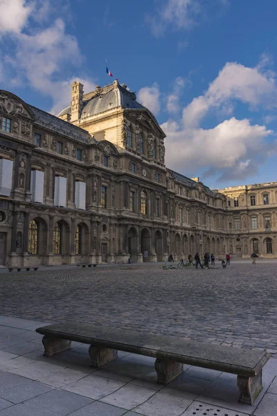 El patio cuadrado del Louvre — Foto de Stock