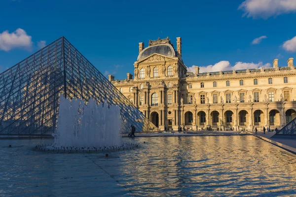 El patio piramidal en el Louvre — Foto de Stock