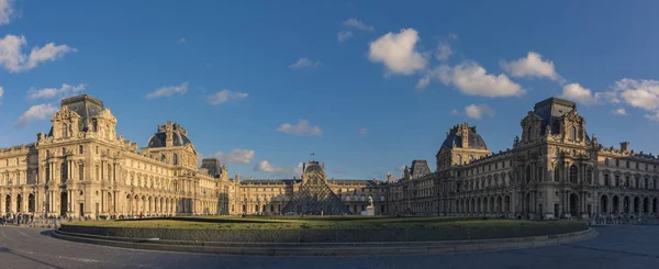 El patio piramidal en el Louvre — Foto de Stock