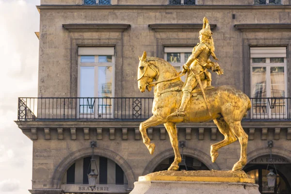 Altın Jeanne d 'Arc heykeli