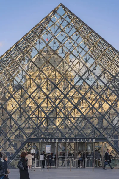 La pirámide en el Louvre —  Fotos de Stock