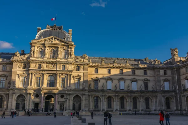 El patio piramidal en el Louvre — Foto de Stock