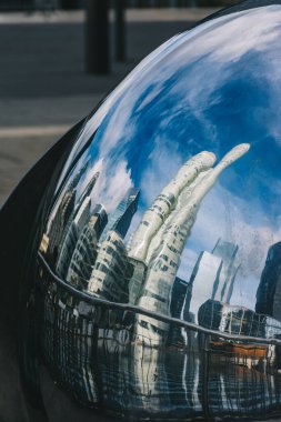 İş gökdelenlerinin eğri yansımaları