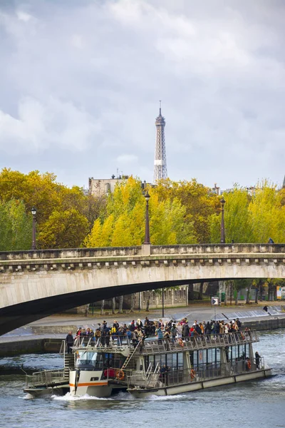 에펠 탑 과 배 — 스톡 사진