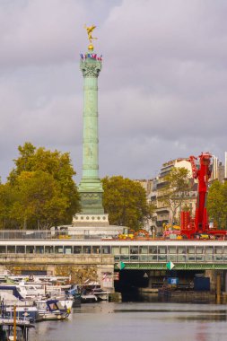 Bastille ve Kanal 'daki sütun.