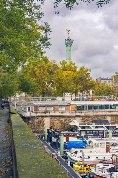 Monument Bastille et bateaux — Photo