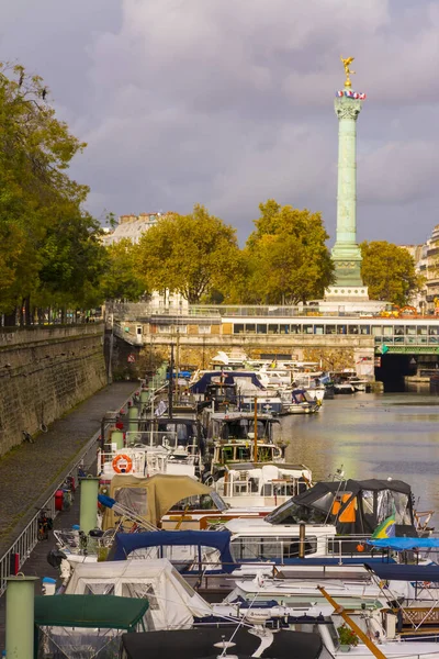 De zuil in de Bastille en het kanaal — Stockfoto