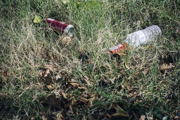 Basura Tirada Suelo Botellas Plástico Latas Aluminio Concepto Contaminación Tierra — Foto de Stock