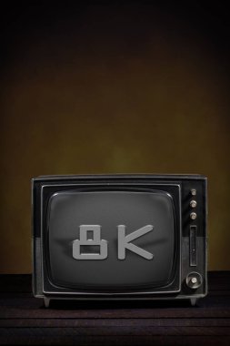 Eski taşınabilir televizyon, ekranında yazı var. Tahta masa ve kahverengi arka plan. Eskitme, modernleşme veya teknolojik devrim kavramı
