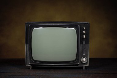 Eski taşınabilir televizyon. Tahta masa ve kahverengi arka plan. Eskitme, modernleşme veya teknolojik devrim kavramı