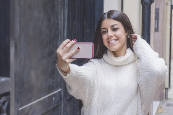 Chica Joven Moderna Sonriente Fotografiándose Con Teléfono Móvil Lado Una — Foto de Stock