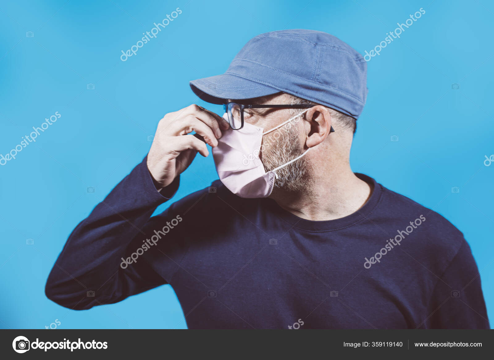 头戴面罩头戴蓝色背景帽子的人的画像传染病流感或结肠炎的概念 图库照片 C Vsargues 头戴面罩头戴蓝色背景帽子的人的画像传染病流感或结肠炎的概念 图库照片 C Vsargues