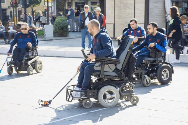 Valencia, İspanya. 15 Şubat 2020 Uyarlamalı Spor Günü. Belediye meydanında bazı adaptif hokey oyuncuları oynuyor.