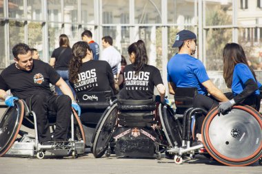 Valencia, İspanya. 15 Şubat 2020 Uyarlamalı Spor Günü. Kasaba meydanında bazı adaptif ragbi oyuncuları oynuyor.