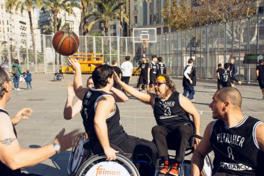Valencia, İspanya. 15 Şubat 2020 Uyarlamalı Spor Günü. Belediye meydanında oynayan bazı adapte olmuş basketbol oyuncuları