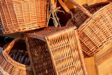 Sokakta yığılmış bir sürü sarı hasır sepet var..