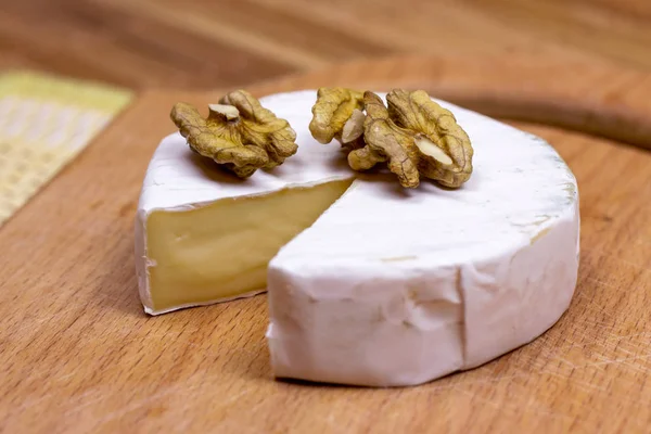 Viele Verschiedene Käsesorten Blau Brie Camembert Und Andere Mit Walnüssen — Stockfoto