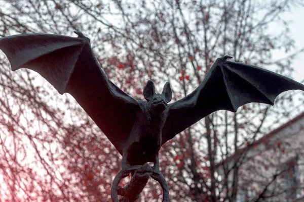 Estatua Metal Negro Murciélago Espeluznante Entregando Árbol Parque Callejero Ciudad —  Fotos de Stock