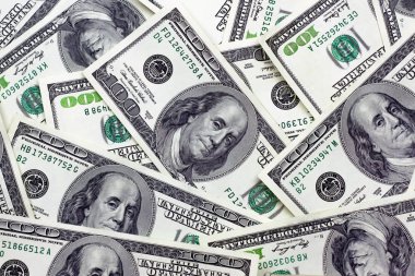 Para kaynağı olarak 100 dolarlık banknotlar. İş konsepti.