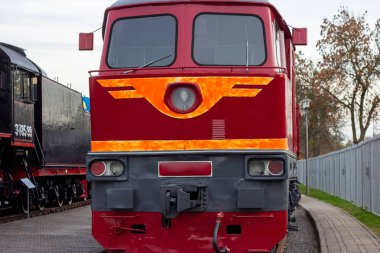 Tren istasyonundaki eski kırmızı dizel motor lokomotifi. Demiryolunda kalan klasik tren..