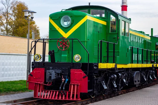 Tren istasyonundaki eski yeşil ve kırmızı dizel motor lokomotifi. Demiryolunda kalan klasik tren..