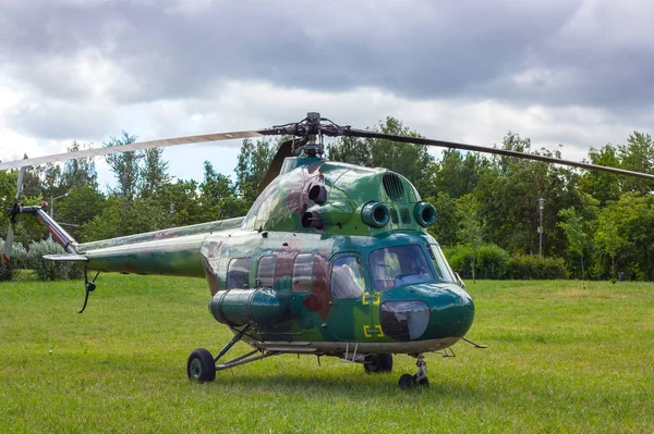 Зеленый Военный Вертолет Приземляется Городском Парке — стоковое фото