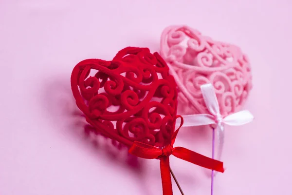 Twee Felrode Roze Kleurige Speelgoedhartjes Zachte Romantische Achtergrond Valentijnsdag Feest — Stockfoto