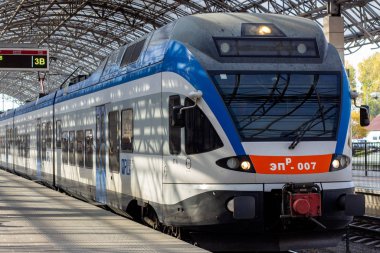 Brest, Belarus - 18 Ekim 2019: Tren istasyonundaki modern mavi tren.