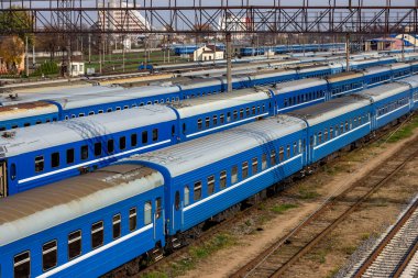 Brest, Belarus - 18 Ekim 2019: Tren istasyonundaki eski mavi trenler.