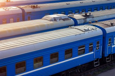 Tren istasyonundaki eski mavi trenler.