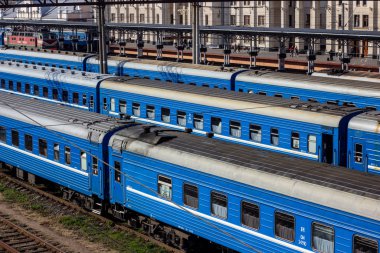 Tren istasyonundaki eski mavi trenler.