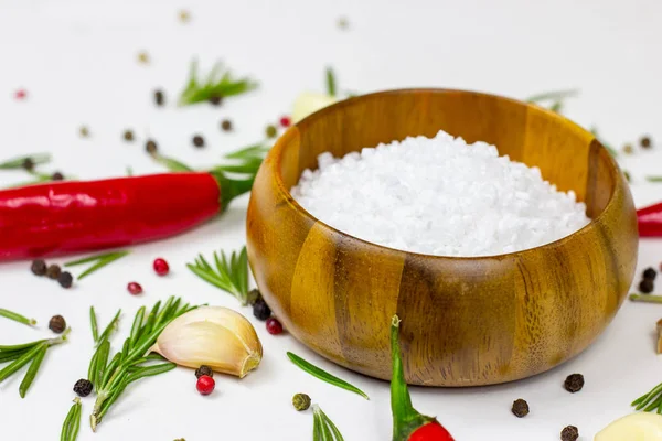 White Sea Salt Wooden Bowl Red Chilli Pepper Peppercorns Garlic — 스톡 사진