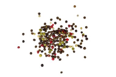 Siyah, kırmızı ve beyaz biber, beyaz arka planda izole edilmiş biber karışımı..