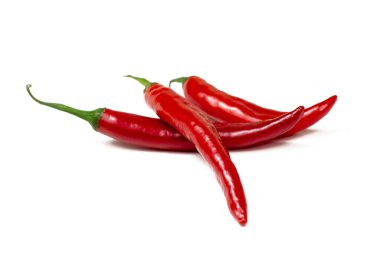 Beyaz arka planda taze kırmızı kırmızı kırmızı biber izole edilmiş..
