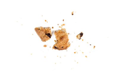 Beyaz arka planda kırıntıları olan çikolata parçalı kurabiye parçalarını kapat