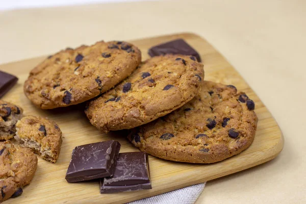 Nybakade Amerikanska Chocolate Chip Cookies Rustika Brun Trä Bord Bakgrund — Stockfoto