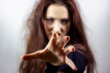 Kızgın, stresli, korkmuş ve çığlık atan, siyahlı genç bir kadın.