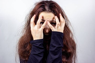 Stresli, korkmuş ve çığlık atan çekici, siyahlı genç, çılgın bir kadın.