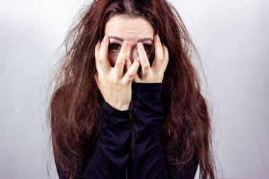 Stresli, korkmuş ve çığlık atan çekici, siyahlı genç, çılgın bir kadın.