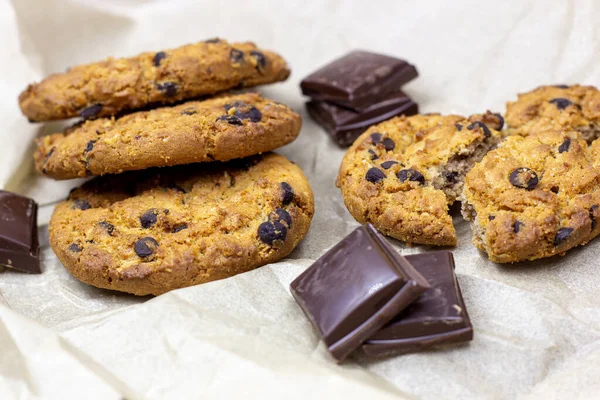 Nybakade Amerikanska Chocolate Chip Cookies Rustik Svart Metall Bord Bakgrund — Stockfoto
