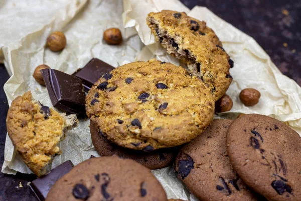 Nybakade Amerikanska Chocolate Chip Cookies Rustik Svart Metall Bord Bakgrund — Stockfoto