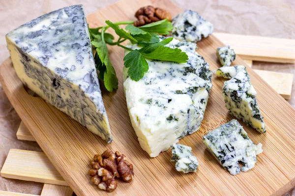 Scheiben Und Dreiecke Von Dänischem Blauschimmelkäse Mit Schimmel Auf Hellem — Stockfoto