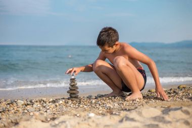 Çocuk Binası taş yığını çakıl plajı deniz bir arka plan üzerinde