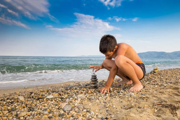 Çocuk Binası taş yığını çakıl plajı deniz bir arka plan üzerinde