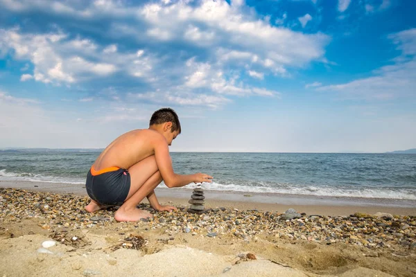 Çocuk Binası taş yığını çakıl plajı deniz bir arka plan üzerinde
