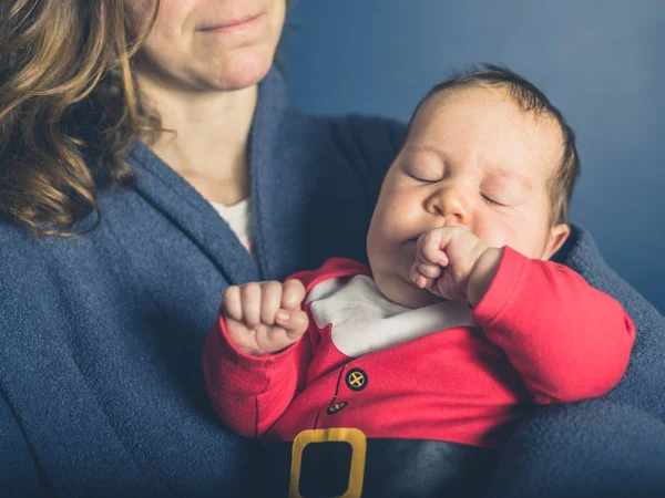 Eine Junge Mutter Hält Ein Baby Weihnachtsmannkostüm — Stockfoto