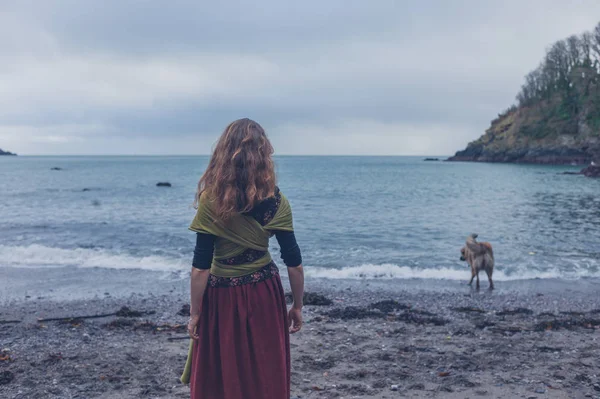 Une Jeune Femme Promène Son Chien Sur Plage — Photo