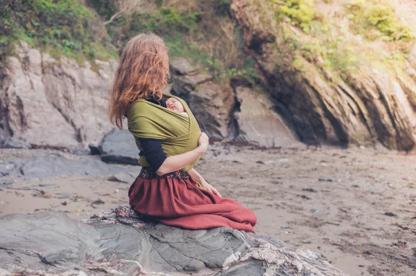 Een Jonge Moeder Het Strand Met Haar Baby Een Draagdoek — Stockfoto