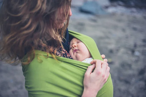 Uma Jovem Mulher Praia Com Seu Bebê Uma Funda — Fotografia de Stock