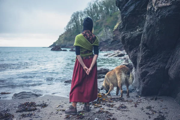 Ung Kvinna Står Stranden Med Sin Hund — Stockfoto